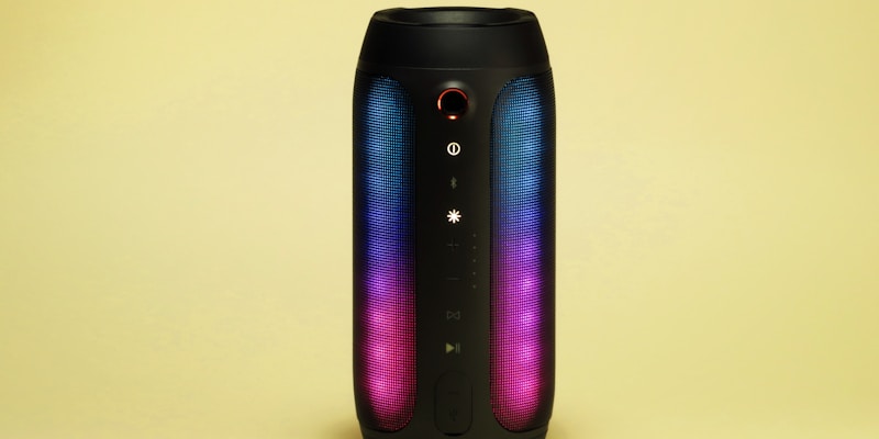 OB电竞资讯编辑室工作人员正在处理最新电竞新闻稿